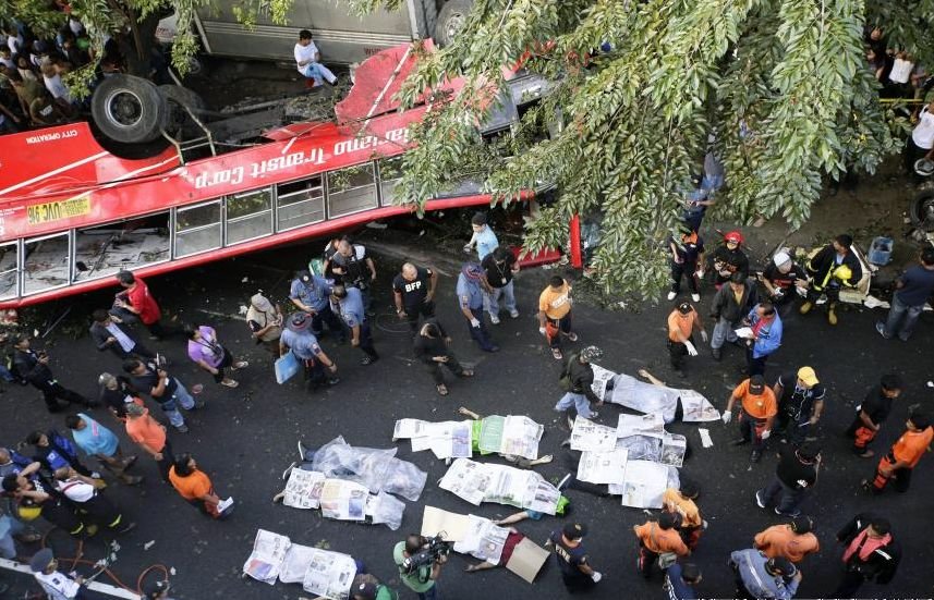 Tragedie în Filipine: Cel puţin 17 MORŢI după ce un autobuz s-a prăbuşit de pe o autostradă suspendată