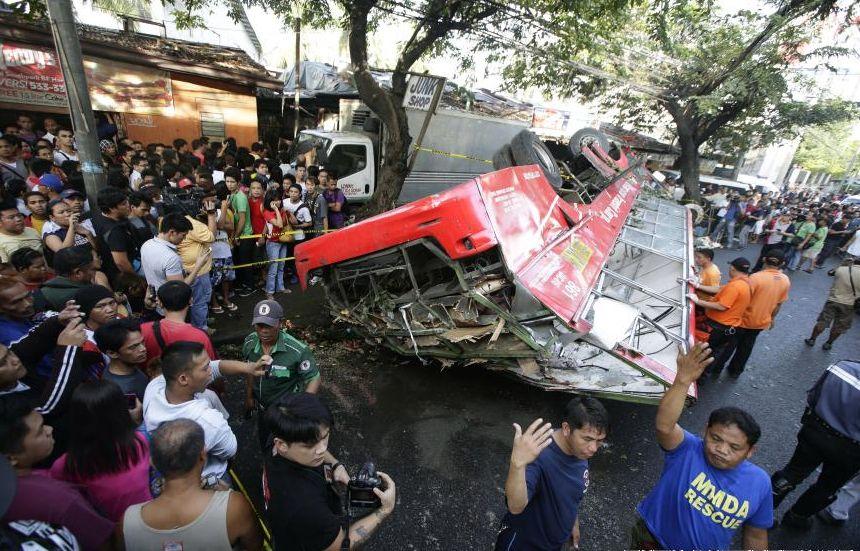 Tragedie în Filipine: Cel puţin 17 MORŢI după ce un autobuz s-a prăbuşit de pe o autostradă suspendată 239669