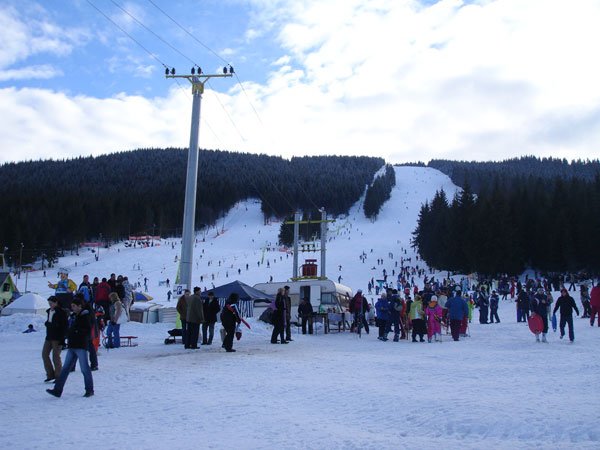 Zăpada de jumătate de metru şi pârtii perfecte pentru iubitorii sporturilor de iarnă. &quot;Va fi o perioadă LUNGĂ pentru schiat&quot;