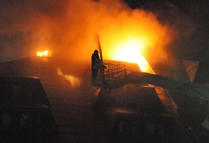 Incendiu puternic la acoperişul unei clădiri istorice din Arad. Doi pompieri au fost răniţi uşor