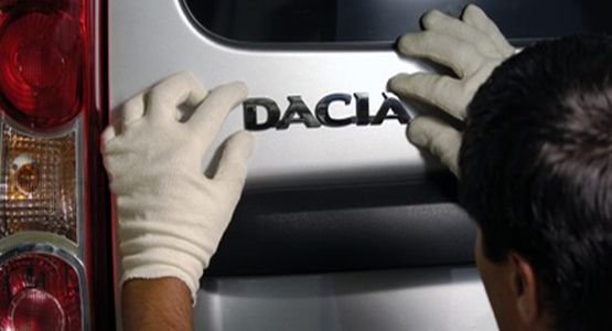 Dacia, cea mai &quot;fierbinte&quot; maşină din Europa. Ce perspective întrevăd analiştii americani pentru marca românească de automobile