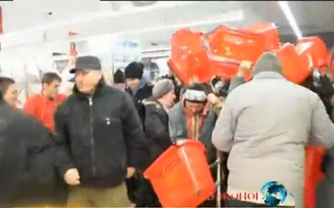 Sute de oameni s-au călcat în picioare la deschiderea unui supermarket. Iată imaginile