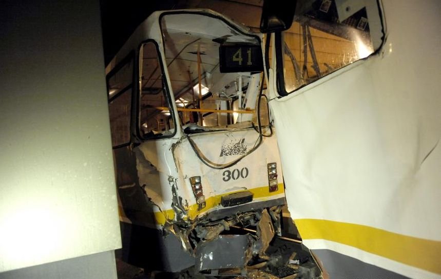 ACCIDENT cu două tramvaie în Arad. Două femei au fost rănite uşor
