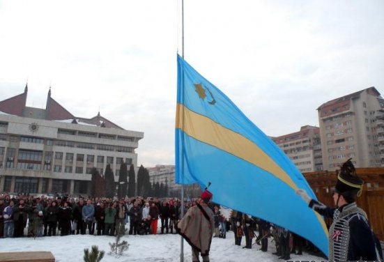 Amendă record pentru arborarea steagului secuiesc la Târgu Mureş