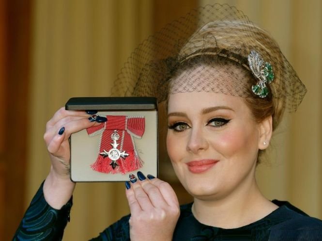 Cântăreaţa britanică Adele a primit decoraţia de membru al Ordinului Imperiului Britanic