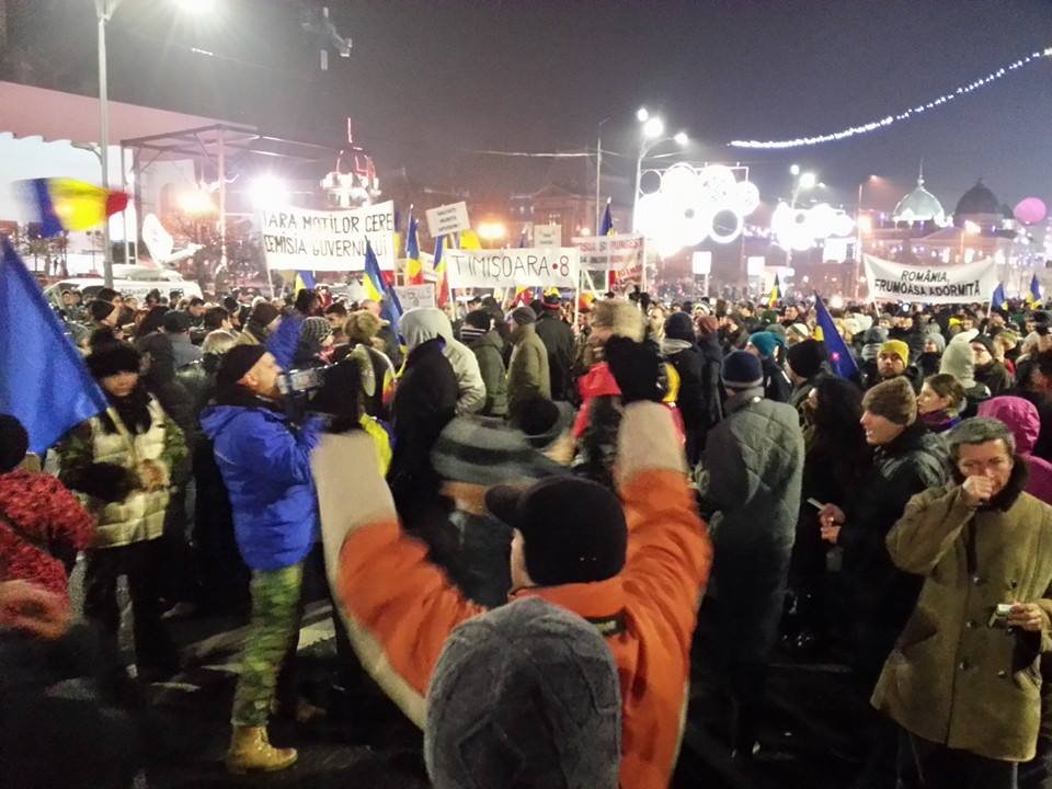 Sute de persoane au participat la un miting în Capitală. Protejatul lui Băsescu, dat afară din Piaţă