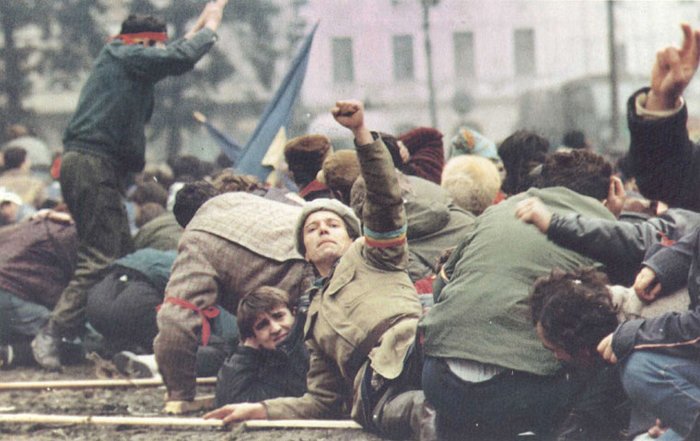 23 decembrie 1989, cea mai SÂNGEROASĂ zi a Revoluţiei. Zeci de oameni au fost ciuruiţi, după ce au fost &quot;confundaţi&quot; cu teroriştii