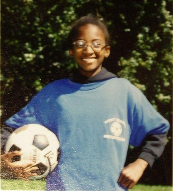 Cum a ajuns să arate la 13 ani de când a fost făcută poza asta. "Mi se zicea răţuşca cea urâtă" 240549