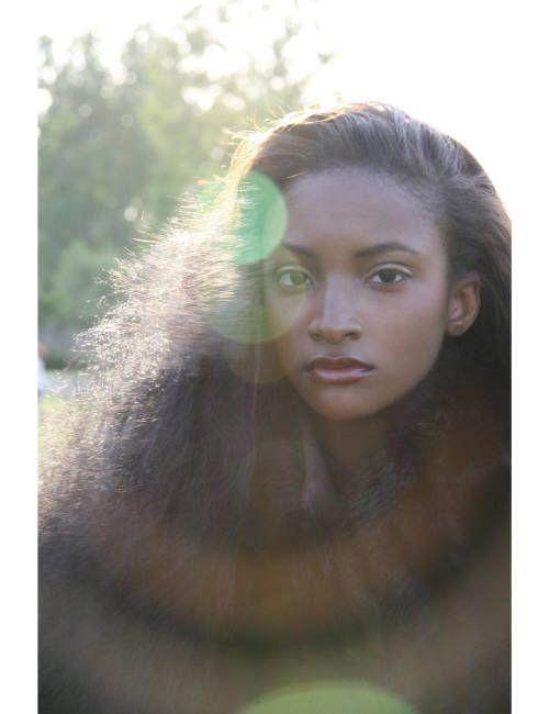 Cum a ajuns să arate la 13 ani de când a fost făcută poza asta. "Mi se zicea răţuşca cea urâtă" 240552