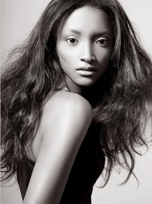 Cum a ajuns să arate la 13 ani de când a fost făcută poza asta. "Mi se zicea răţuşca cea urâtă" 240553