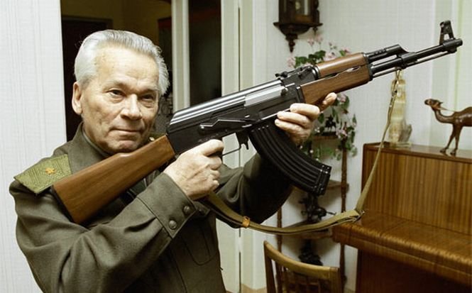 Mihail Kalaşnikov, inventatorul armei automate AK-47, a murit la vârsta de 94 de ani
