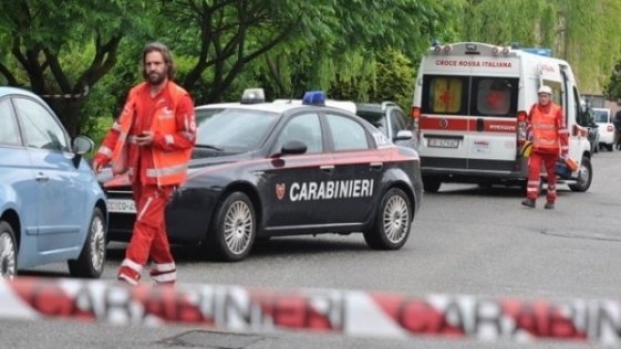 O româncă plecată la muncă în Italia, UCISĂ în propria casă de un italian. Unul din fiii femeii, rănit grav în atac
