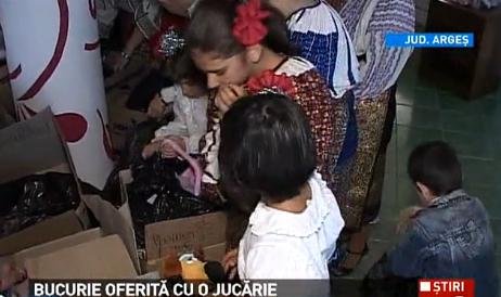 Sute de copii din Argeş au primit cadouri în urma campaniei &quot;Oferă bucurie cu o jucărie&quot; 