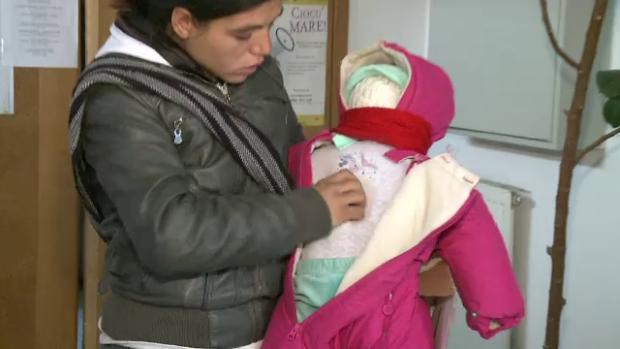 Ce ţine această CERŞETOARE în braţe. "COPILUL" nu scoate niciun sunet toată ziua 240666