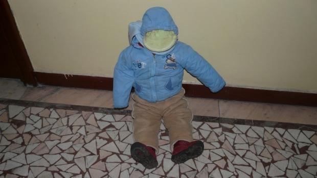 Ce ţine această CERŞETOARE în braţe. "COPILUL" nu scoate niciun sunet toată ziua 240667