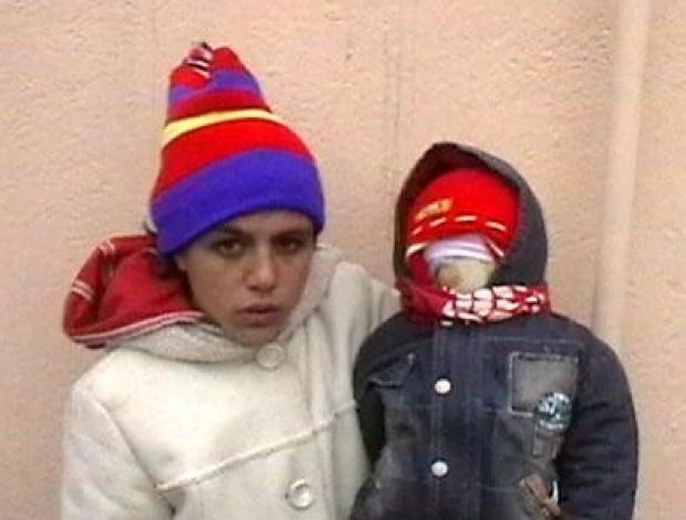 Ce ţine această CERŞETOARE în braţe. "COPILUL" nu scoate niciun sunet toată ziua 240669