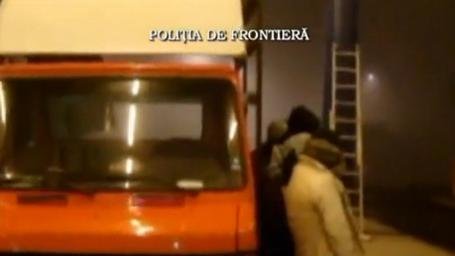 Şapte sirieni au fost prinşi când încercau să intre ilegal în ţară, ascunşi în plafonul unui camion