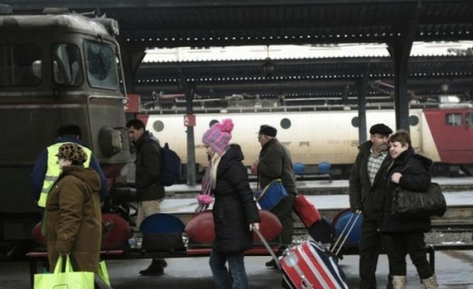 Sute de călători au îngheţat de frig, după întârzierea unor trenuri în Ajunul Crăciunului. Mănescu cere măsuri împotriva şefilor CFR