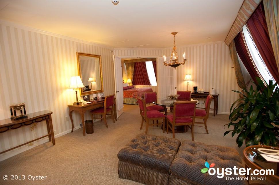 Ce postează hotelurile pe internet pentru a-şi atrage clienţii. Cum arată DE FAPT camerele? 240826