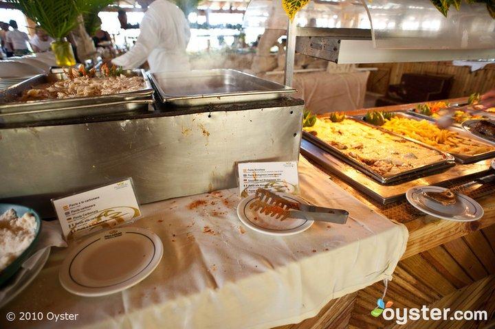 Ce postează hotelurile pe internet pentru a-şi atrage clienţii. Cum arată DE FAPT camerele? 240828