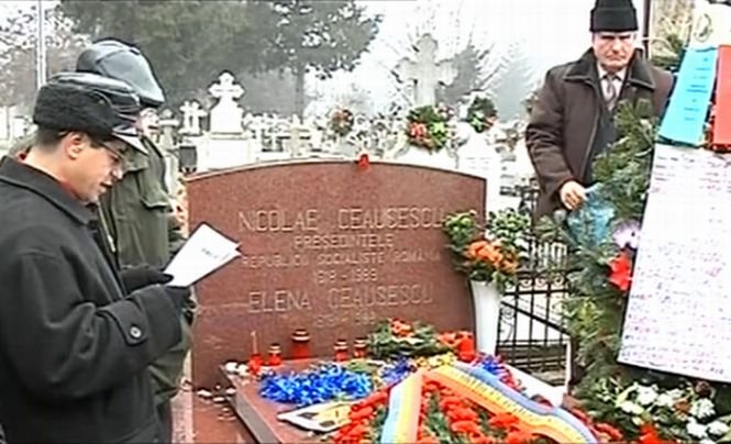 Nostalgicii, la mormântul lui Ceauşescu. Zeci de români care-l regretă pe dictator i-au dus acestuia coroane de flori