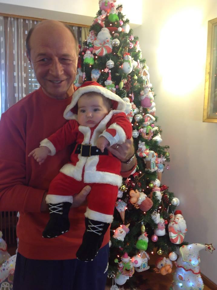 Preşedintele Băsescu, primul Crăciun cu nepoţica 240870