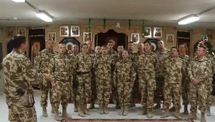 Soldaţii români din Afganistan nu au uitat de tradiţie. S-au strâns lângă brad şi au cântat colinde