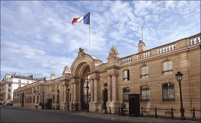 Protest inedit la Paris. Directorul unui teatru a intrat cu maşina în poarta Palatului Elysee