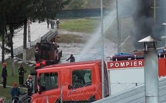Incendiu puternic la un depozit şi la un restaurant din Maramureş. Un pompier a fost rănit