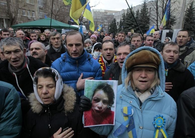 Zeci de mii de persoane protestează la Kiev, denunţând agresarea unei jurnaliste de opoziţie