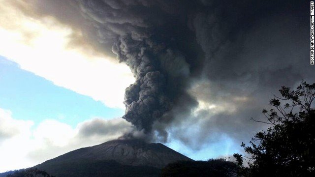Un vulcan din El Salvador a erupt violent. Norul de cenuşă vulcanică s-a ridicat la aproape 2 kilometri înălţime