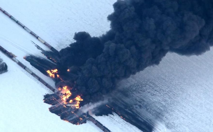 ACCIDENT feroviar în SUA: Un tren care transporta petrol a fost lovit şi aruncat de pe şine. Mai multe vagoane au luat foc