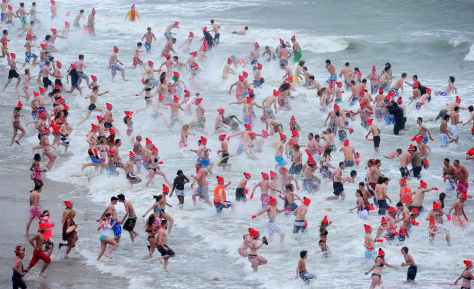 20.000 de oameni pe plaja Scheveningen pentru scăldatul de Anul Nou în apele reci ale Mării Nordului