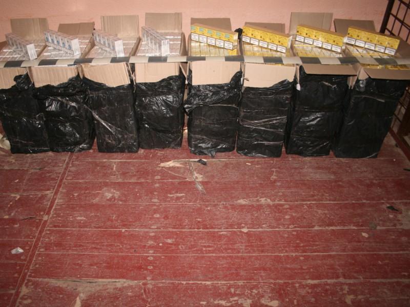 Metoda lui a dat greş. Ucrainean prins când trecea Tisa cu ţigări de contrabandă 241464