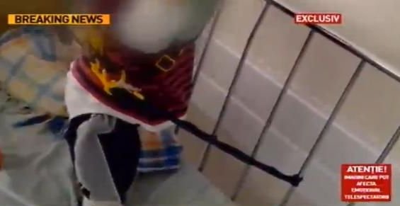 ŞOCANT. Un copil din spitalul judeţean din Bacău este legat cu HAMUL de pat