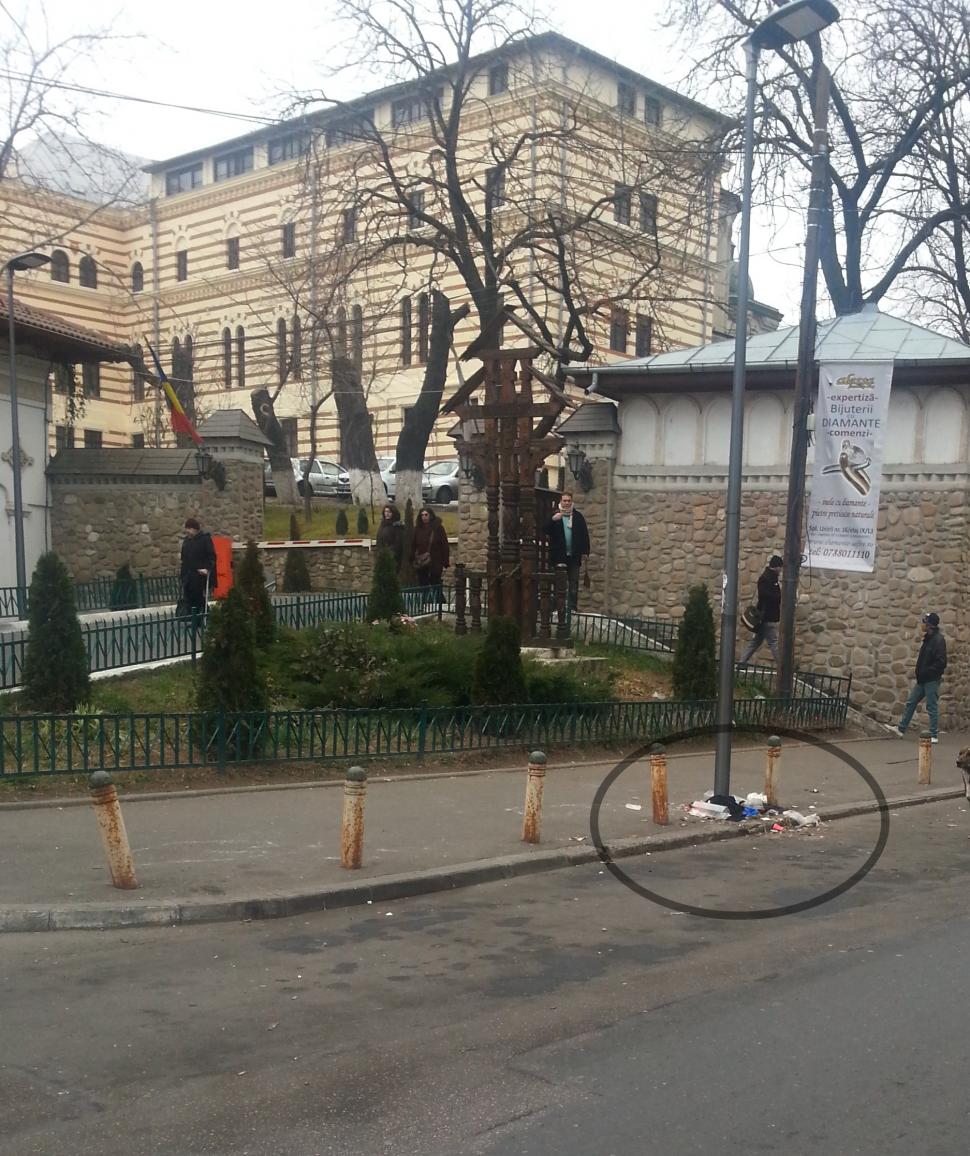Anul Nou n-a schimbat "obiceiurile" românilor. Gunoaiele aruncate în stradă nu ne fac cinste 241704