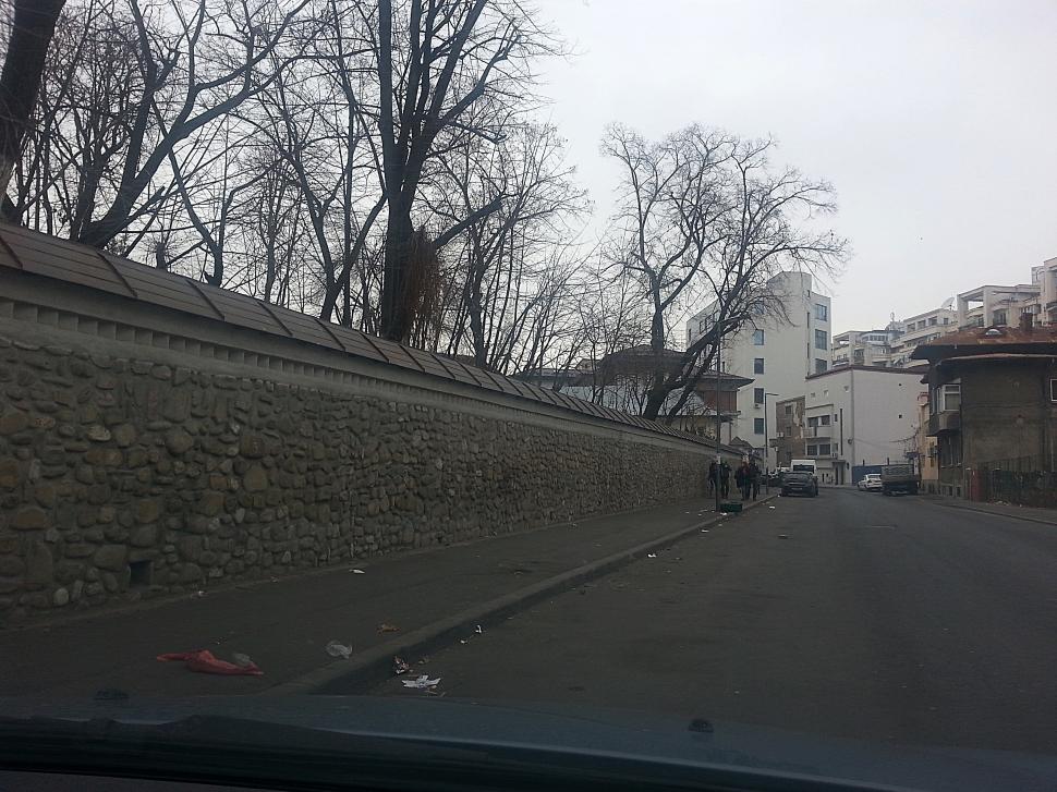 Anul Nou n-a schimbat "obiceiurile" românilor. Gunoaiele aruncate în stradă nu ne fac cinste 241705