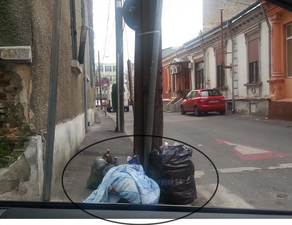 Anul Nou n-a schimbat "obiceiurile" românilor. Gunoaiele aruncate în stradă nu ne fac cinste 241707
