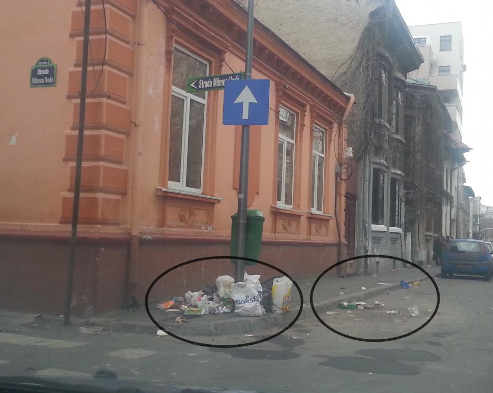 Anul Nou n-a schimbat "obiceiurile" românilor. Gunoaiele aruncate în stradă nu ne fac cinste 241708
