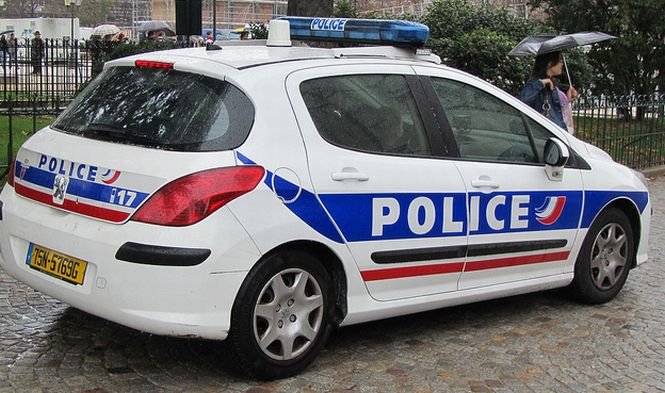 Cinci români au fost arestaţi în Franţa pentru furt