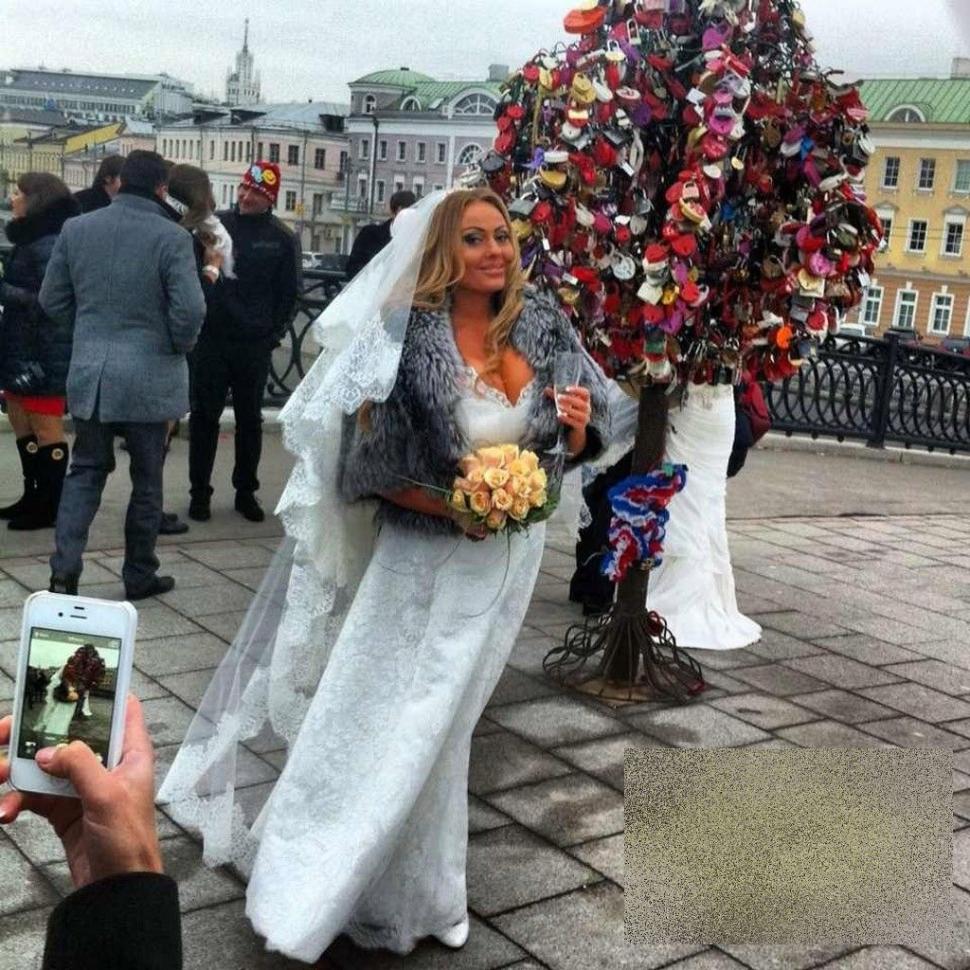 Cum arată mireasa care s-a căsătorit cu acest bărbat. Nunta au făcut-o imediat după Anul Nou 241671