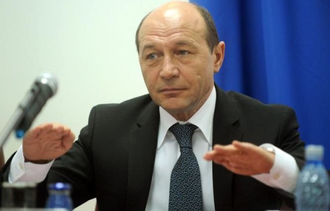 „Ieşi afară, javră ordinară!” Traian Băsescu, huiduit la intrarea în sediul CSM