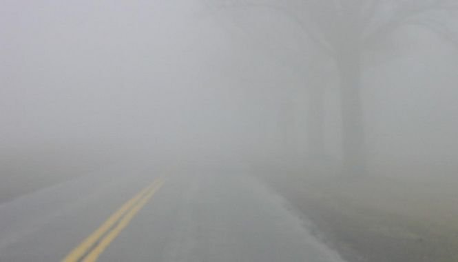 România sub ceaţă. Vizibilitatea este redusă pe drumurile din aproape toată ţara