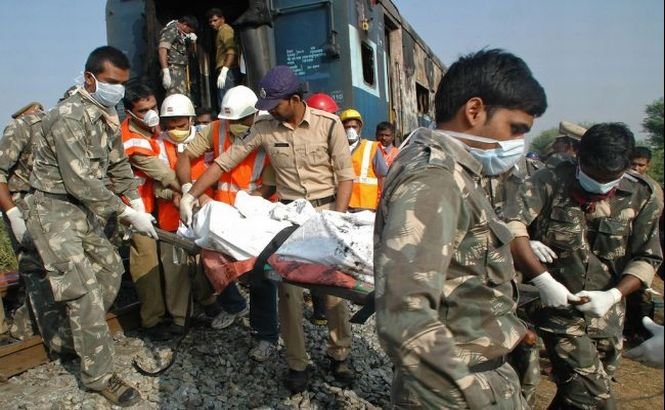 India. 9 persoane au murit după ce un tren de călători a luat foc