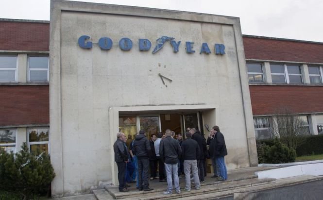 Cei doi directori ai fabricii de anvelope Goodyear, luaţi ostatici de angajaţi, au fost eliberaţi