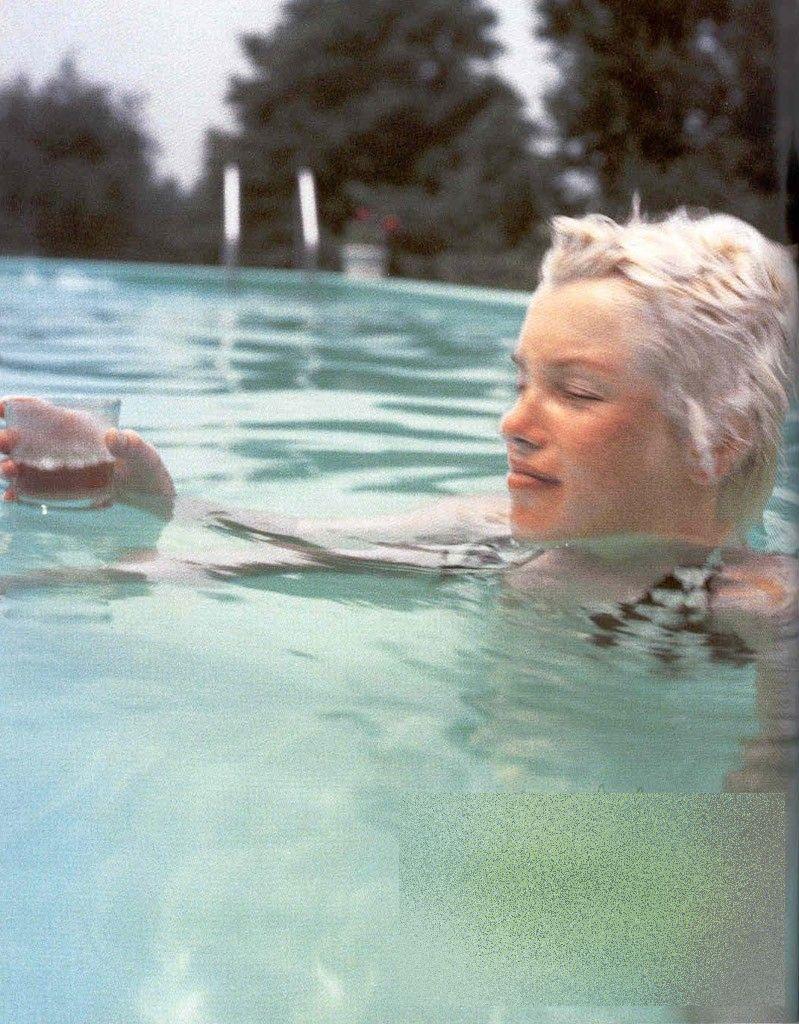 Foarte puţini şi-au dat seama cine este această femeie. Absolut TOATĂ lumea a auzit de ea 242138