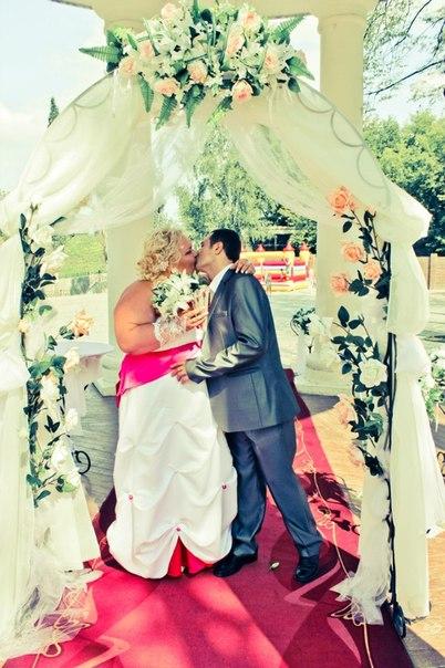 Toţi prietenii lui l-au avertizat să NU se căsătorească. "Când îşi va da seama va fi prea târziu" 242129