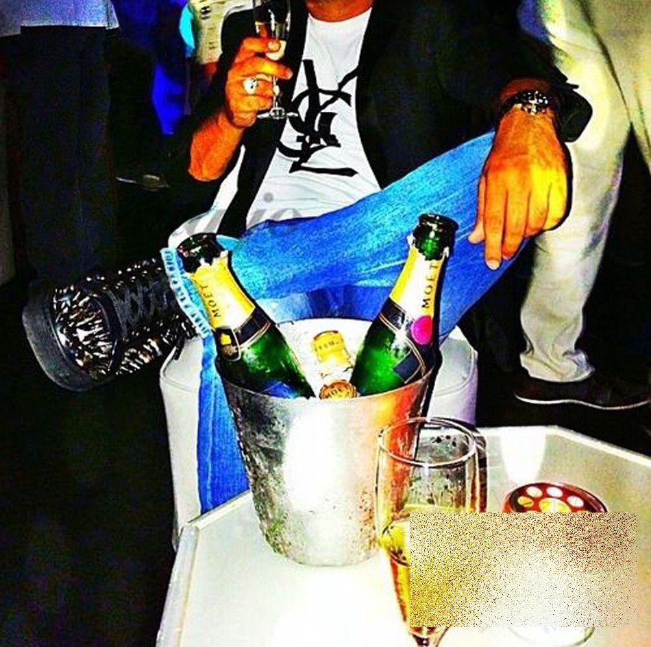 Alături de Paris Hilton se află cel mai PERICULOS om din ţară. Fotografiile de pe Instagram şi Facebook l-au dat de gol 242361