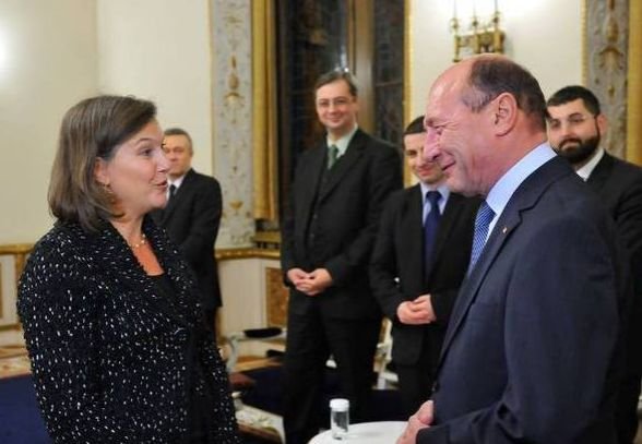 Întâlnirea Băsescu - Victoria Nuland s-a încheiat. Un grup de persoane a protestat la porţile Palatului Cotroceni