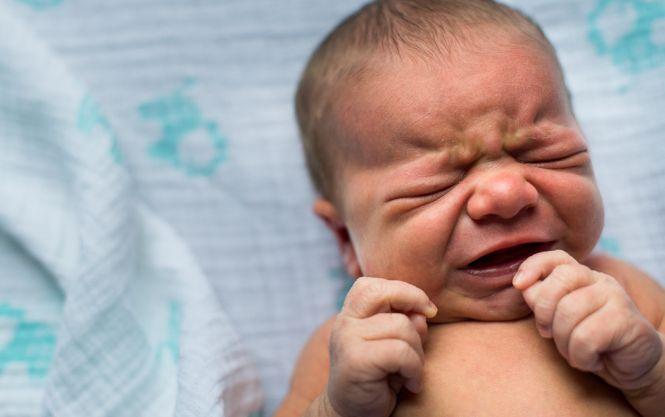 Un bebeluş de două luni, în stare gravă la spital, după ce ar fi fost bătut de părinţi